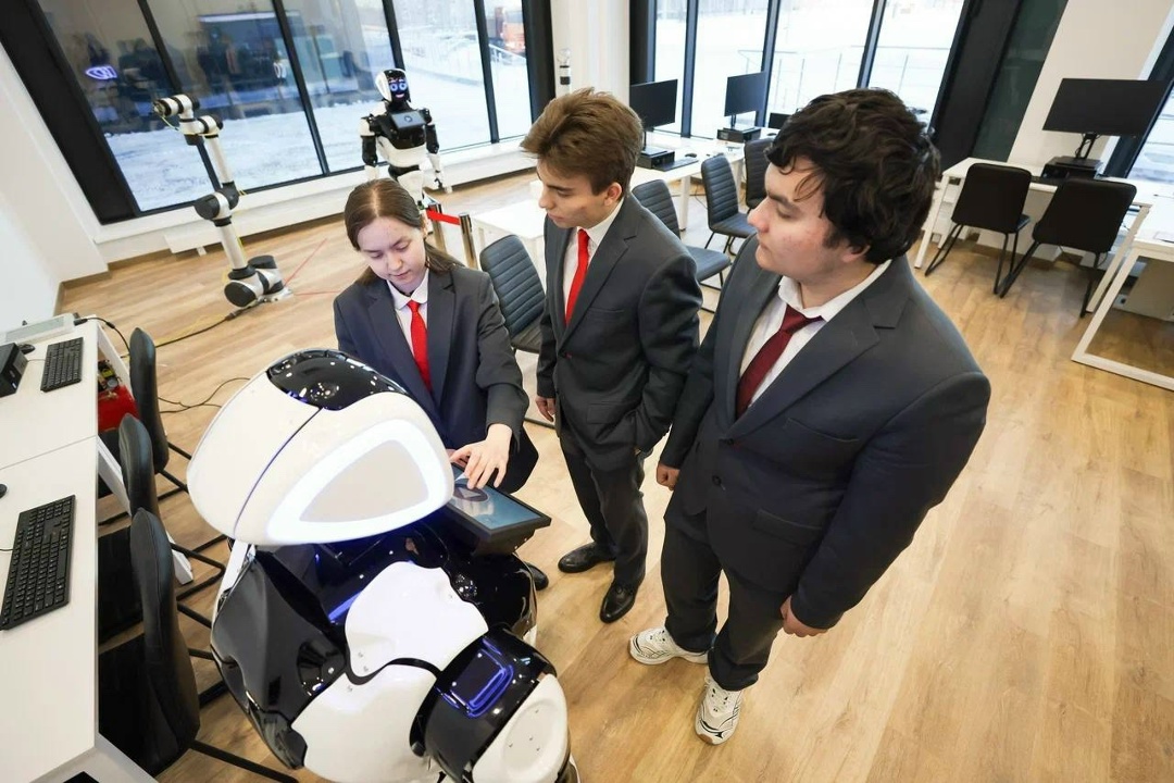 Роботы в деле! В 2026 году в Образовательном центре Когалыма открылась Лаборатория робототехники.