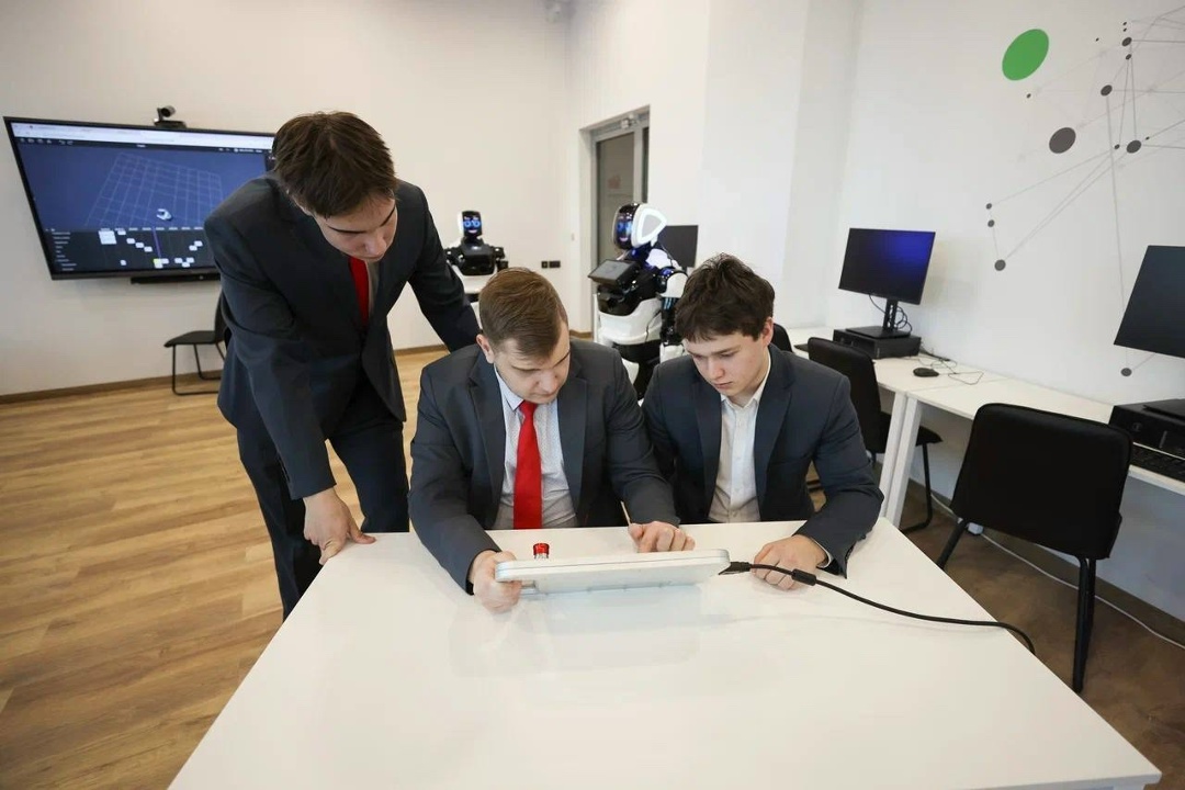 Роботы в деле! В 2026 году в Образовательном центре Когалыма открылась Лаборатория робототехники.
