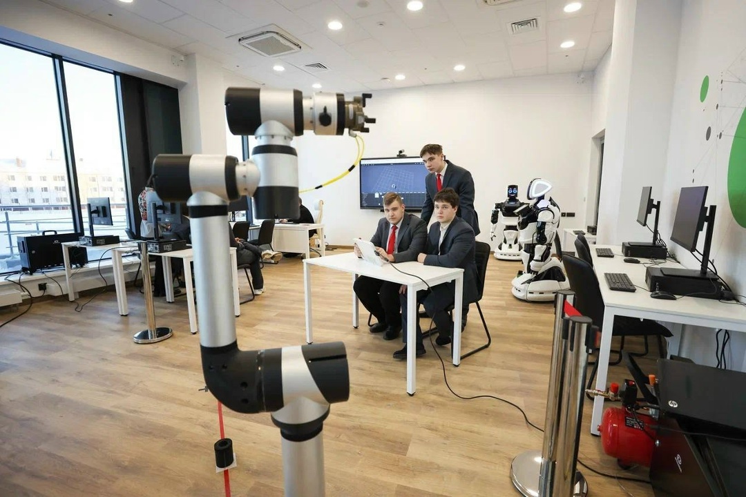 Роботы в деле! В 2026 году в Образовательном центре Когалыма открылась Лаборатория робототехники.