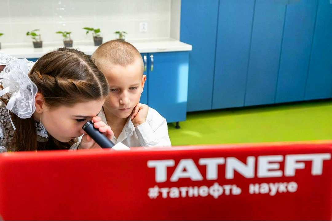 С Днём науки! Наука — это смелые идеи, открытия и непрерывное движение вперёд.