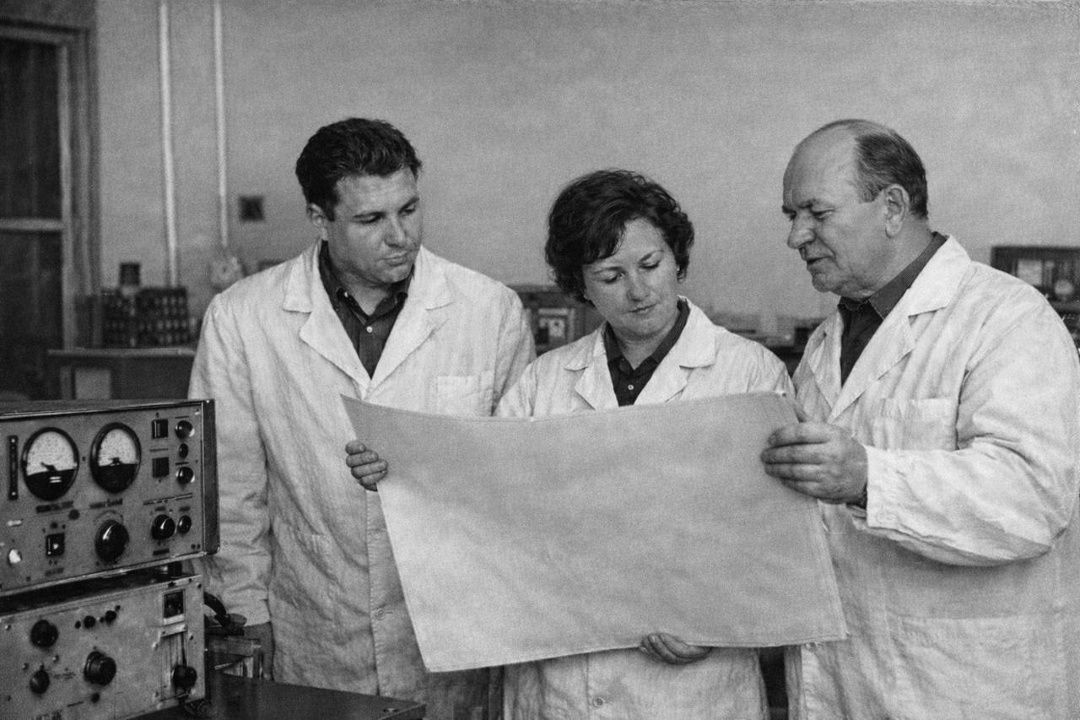 С Днём науки! Наука — это смелые идеи, открытия и непрерывное движение вперёд.