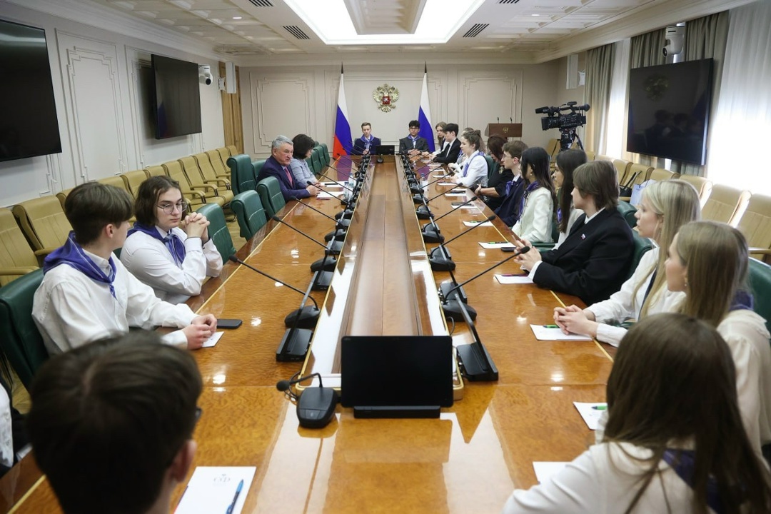 Заместитель Председателя СФ Юрий Воробьёв провёл встречу с молодёжью из 15 субъектов Российской Федерации