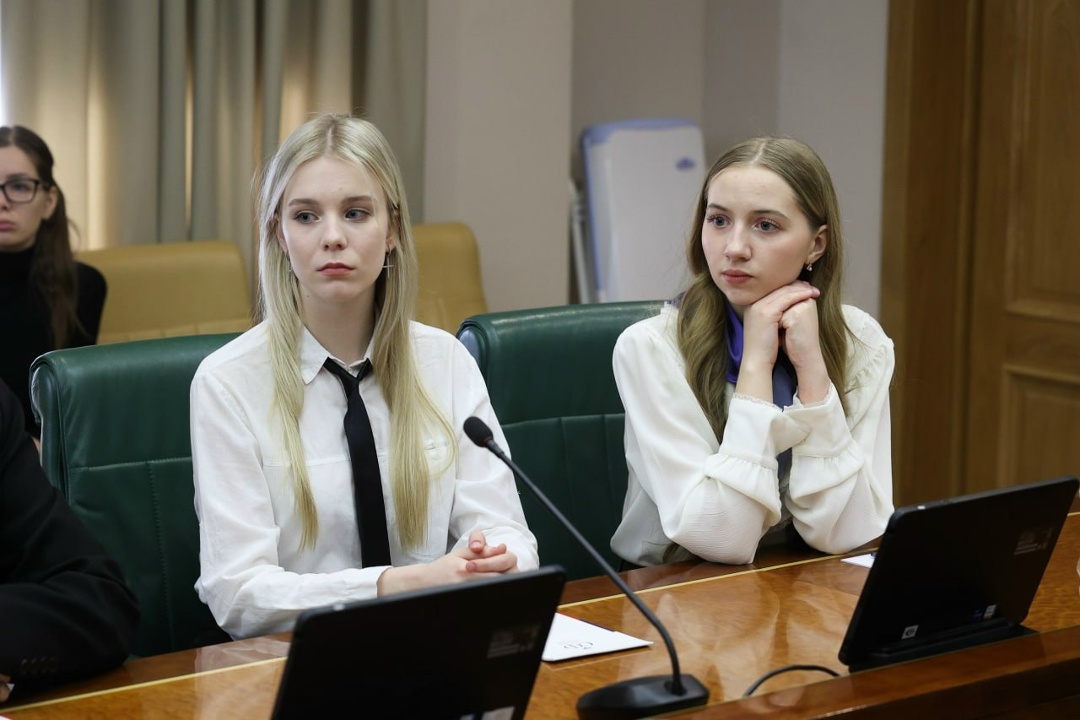 Заместитель Председателя СФ Юрий Воробьёв провёл встречу с молодёжью из 15 субъектов Российской Федерации