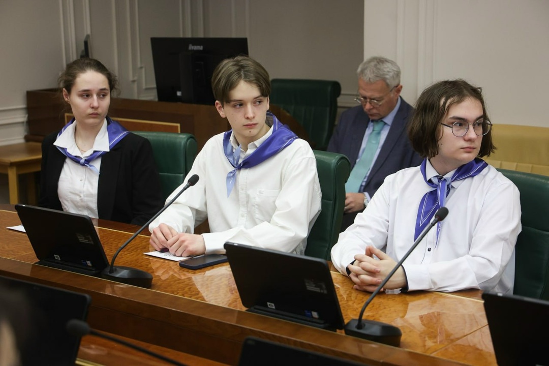 Заместитель Председателя СФ Юрий Воробьёв провёл встречу с молодёжью из 15 субъектов Российской Федерации