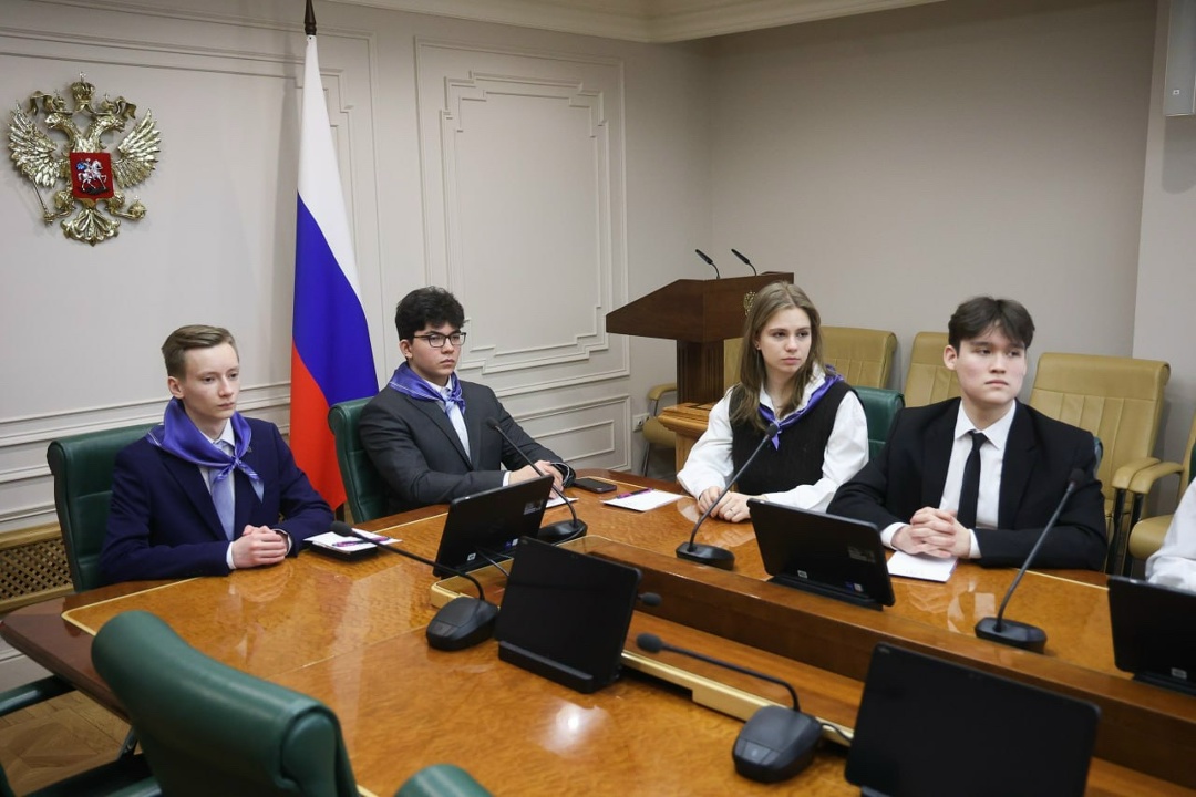 Заместитель Председателя СФ Юрий Воробьёв провёл встречу с молодёжью из 15 субъектов Российской Федерации