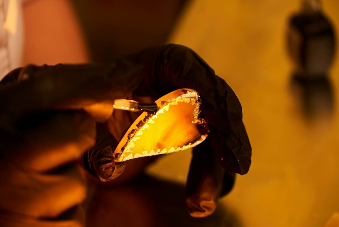 Калининградский Янтарный комбинат придумал, как наносить материал для имитации позолоты и серебрения на янтарь