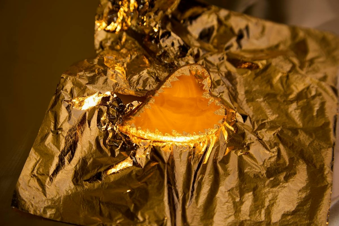 Калининградский Янтарный комбинат придумал, как наносить материал для имитации позолоты и серебрения на янтарь