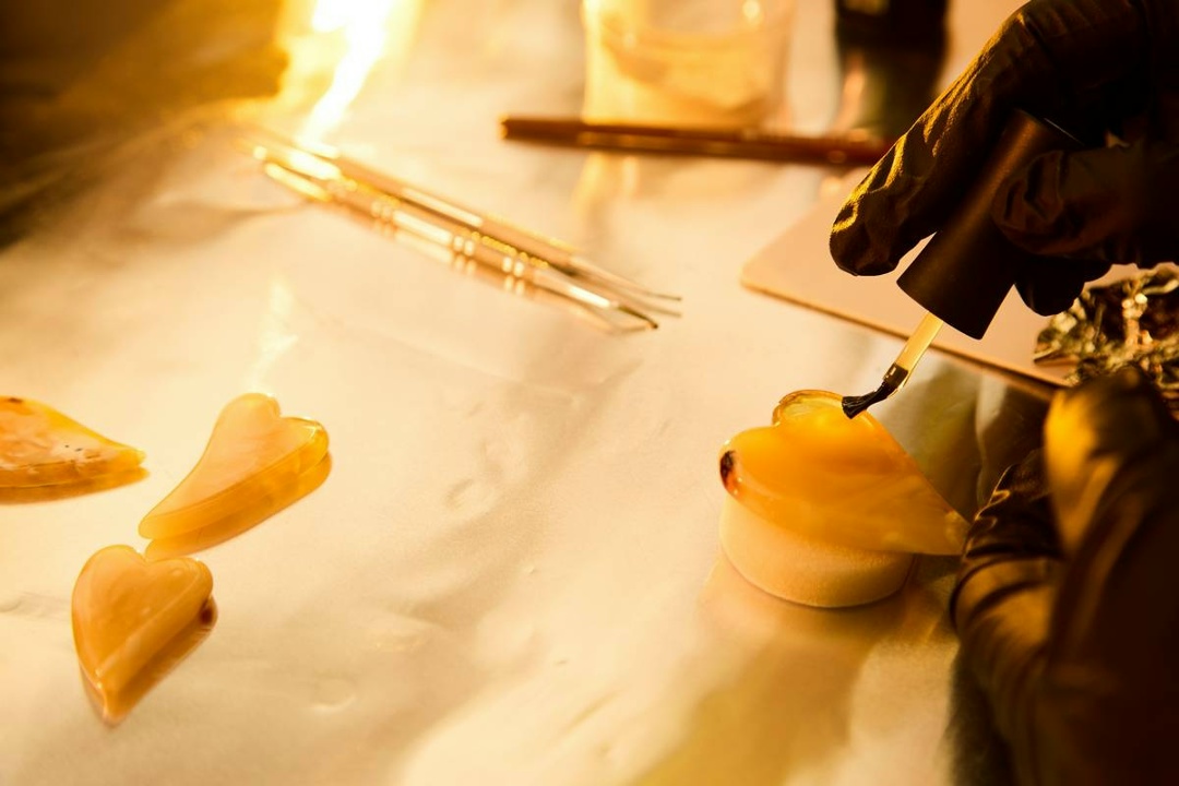 Калининградский Янтарный комбинат придумал, как наносить материал для имитации позолоты и серебрения на янтарь