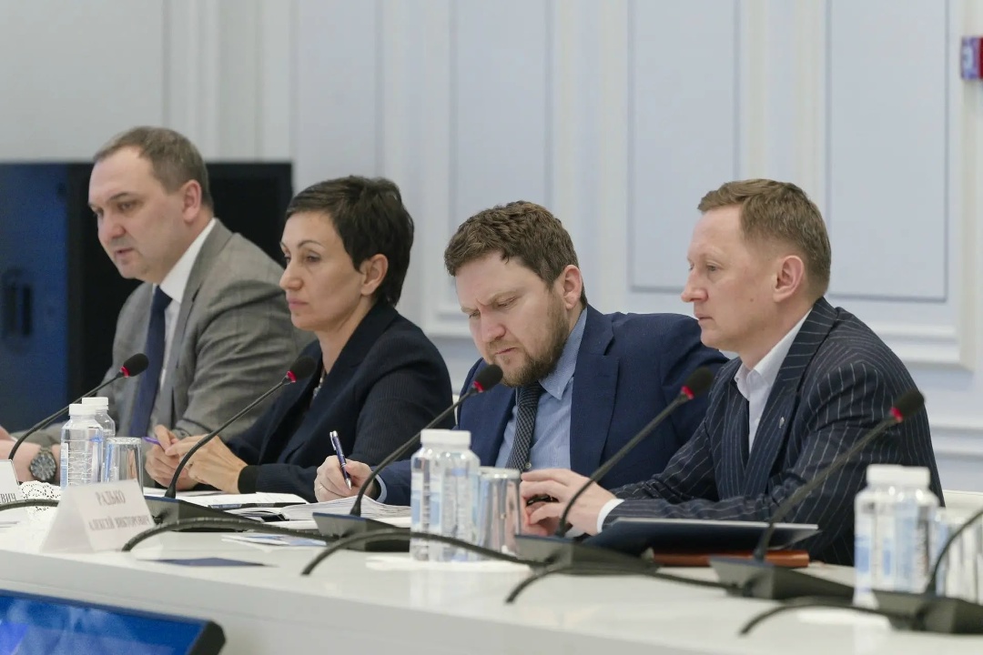 Министр строительства и ЖКХ РФ Ирек Файзуллин и Министр экономического развития РФ Максим Решетников провели совещание по вопросу повышения производительности…