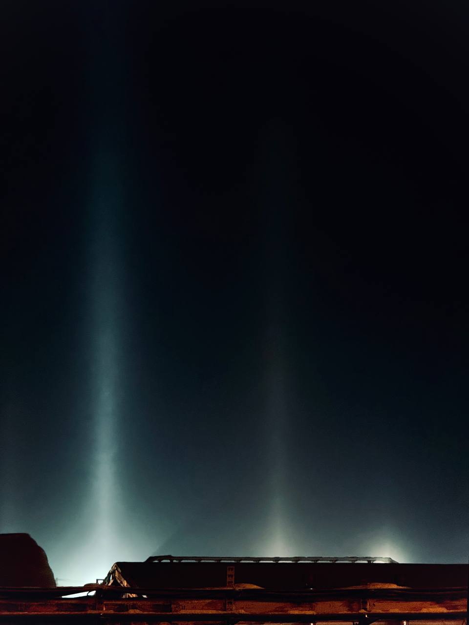 Представьте: выходите вечером на улицу и видите яркую световую колонну от земли до неба. Будто кто-то включил гигантские прожекторы и направил их в космос