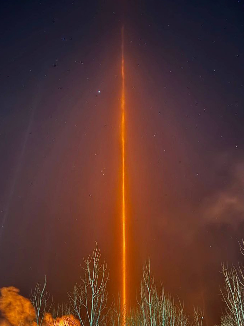 Представьте: выходите вечером на улицу и видите яркую световую колонну от земли до неба. Будто кто-то включил гигантские прожекторы и направил их в космос