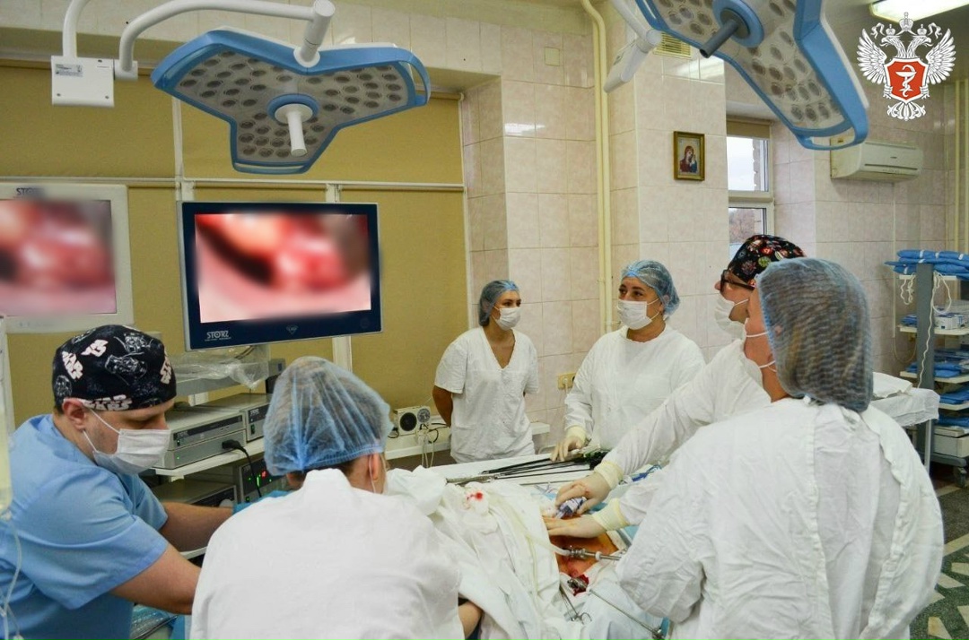 Онкологи ЮУГМУ Минздрава России успешно прооперировали женщину с редкой опухолью надпочечника