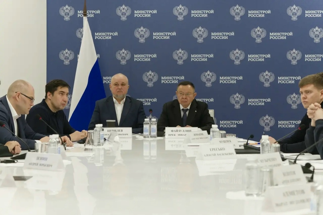 Глава Минстроя России Ирек Файзуллин совместно с Министром энергетики РФ Сергеем Цивилевым провели совместный Штаб по вопросам тепло-, энерго- и…