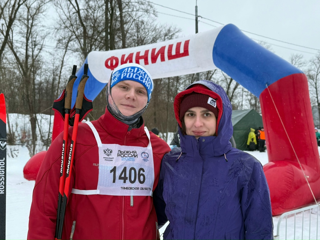 День влюбленных семья Иконниковых встречает на лыжной трассе. Спортивная семья - это про них. На их счету - Всероссийский «Забег