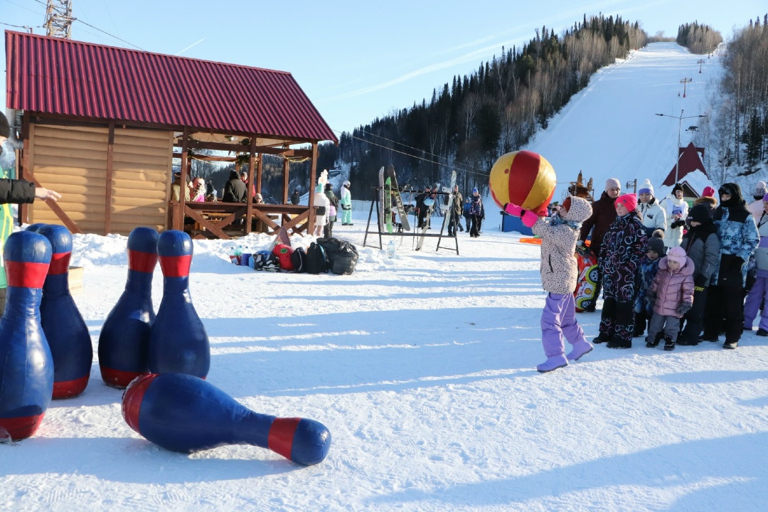 Распадская на «Блистающем Югусе»! Наши горнолыжники и сноубордисты приняли участие в ежегодном фестивале «Блистающий Югус» в Междуреченске.
