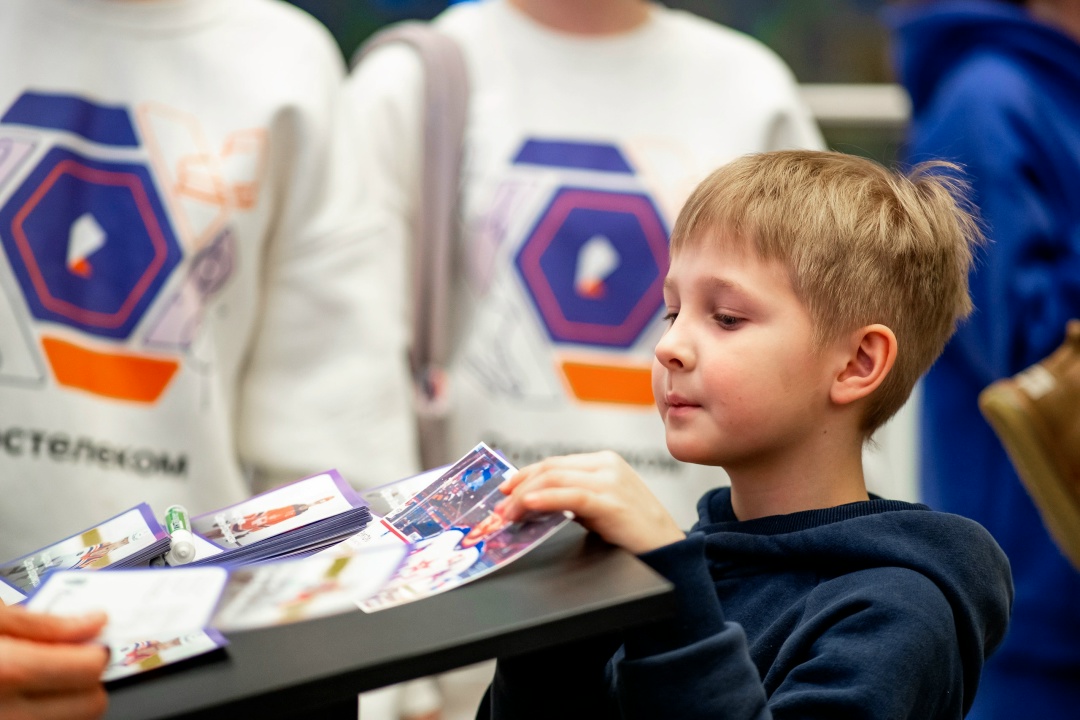 А вот и фоторепортаж из Петрозаводска — именно отсюда главный трофей КХЛ вместе с Ростелекомом начали свой тур!