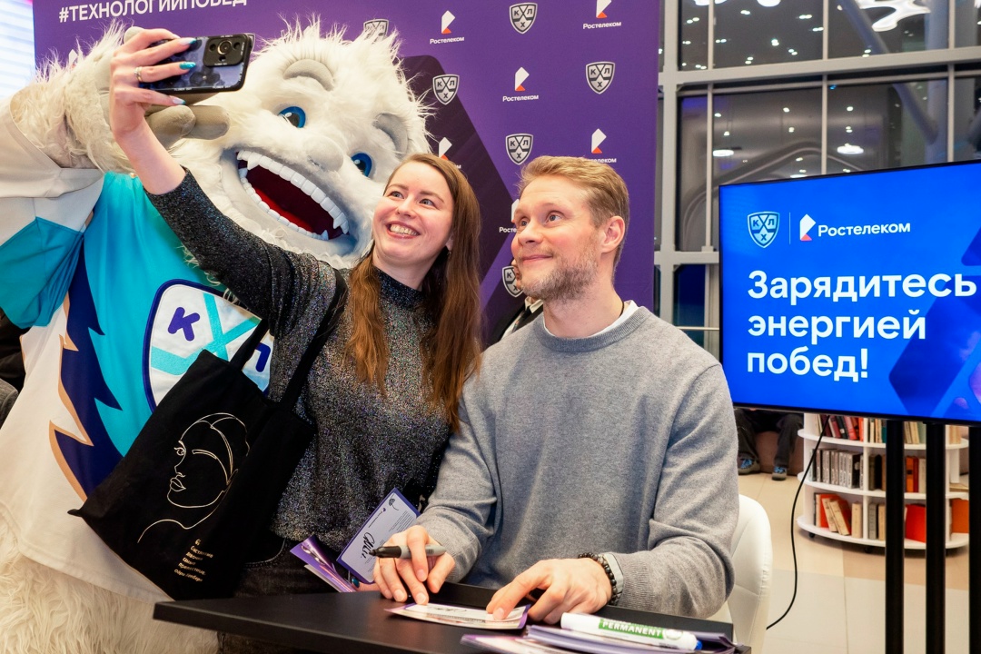 А вот и фоторепортаж из Петрозаводска — именно отсюда главный трофей КХЛ вместе с Ростелекомом начали свой тур!