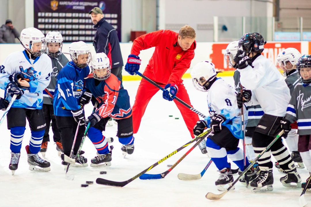 А вот и фоторепортаж из Петрозаводска — именно отсюда главный трофей КХЛ вместе с Ростелекомом начали свой тур!