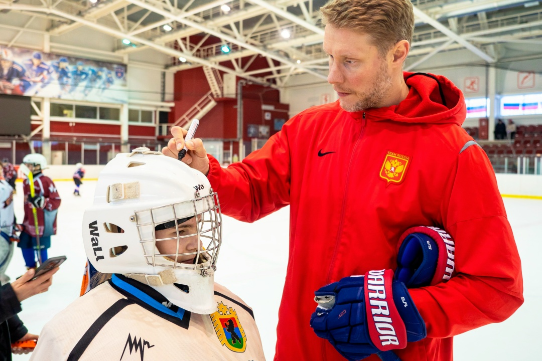 А вот и фоторепортаж из Петрозаводска — именно отсюда главный трофей КХЛ вместе с Ростелекомом начали свой тур!