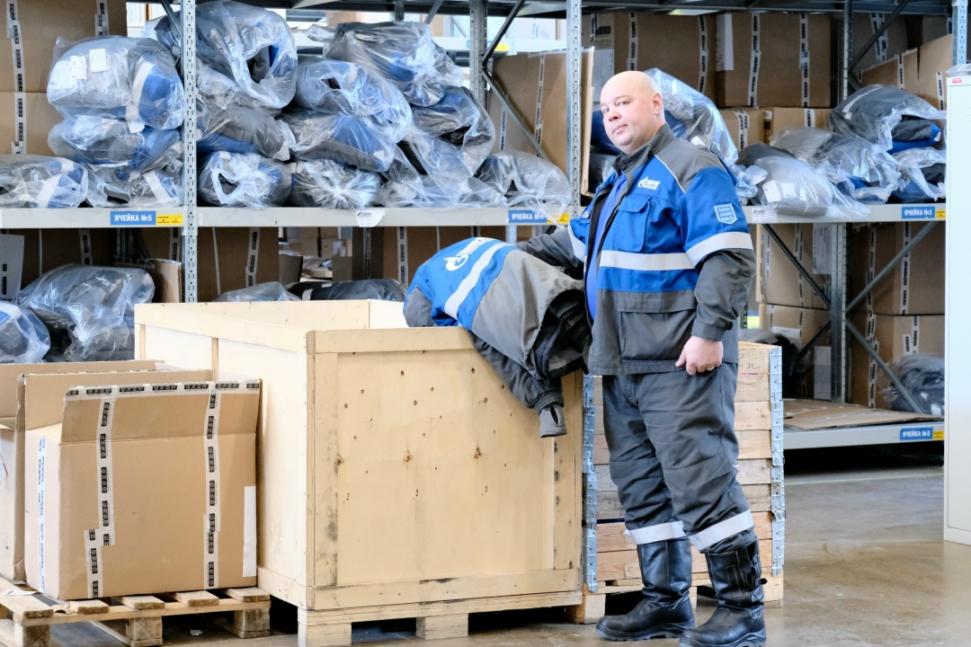 ЗАВОДСКИЕ ХРАНИТЕЛИ Друзья, сегодня хотим рассказать о тех, кто остаётся за кадром, но без кого Амурский ГПЗ не работал бы ни дня. Это сотрудники складского…