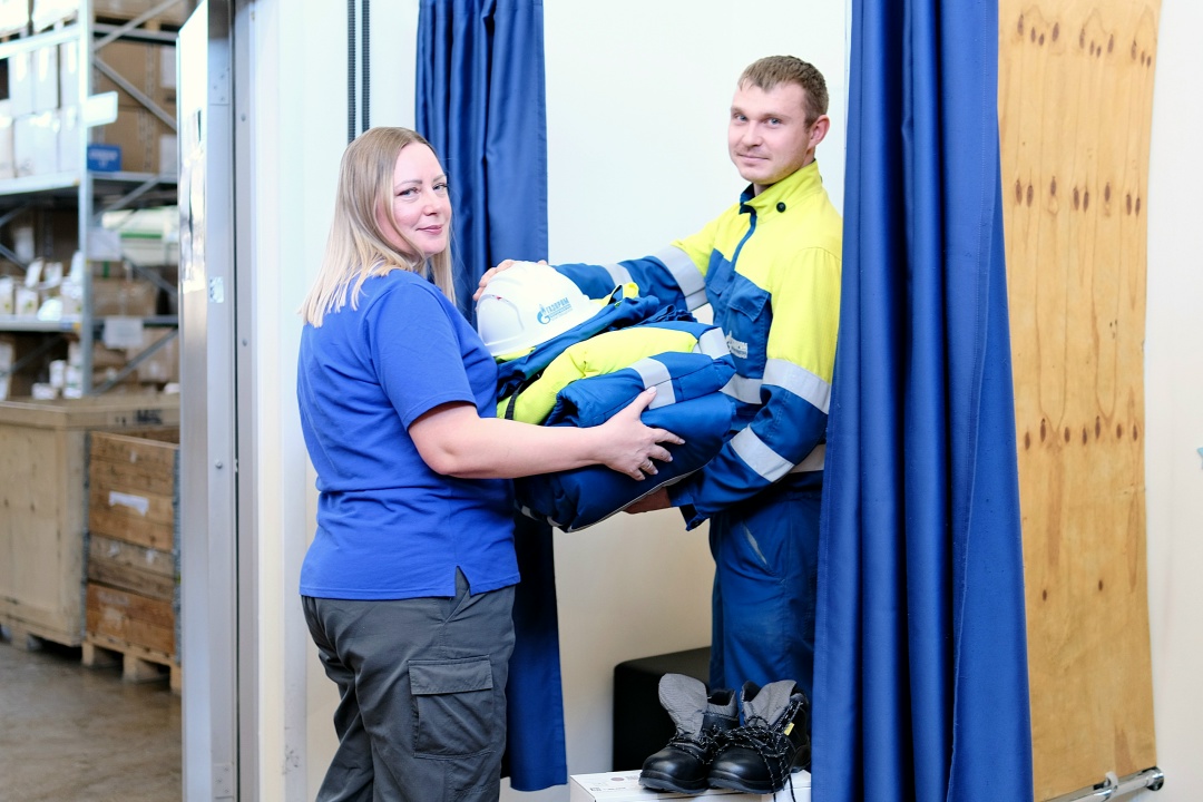 ЗАВОДСКИЕ ХРАНИТЕЛИ Друзья, сегодня хотим рассказать о тех, кто остаётся за кадром, но без кого Амурский ГПЗ не работал бы ни дня. Это сотрудники складского…