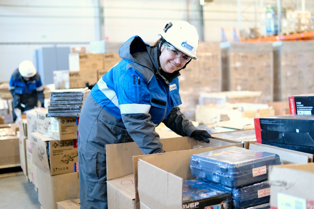 ЗАВОДСКИЕ ХРАНИТЕЛИ Друзья, сегодня хотим рассказать о тех, кто остаётся за кадром, но без кого Амурский ГПЗ не работал бы ни дня. Это сотрудники складского…