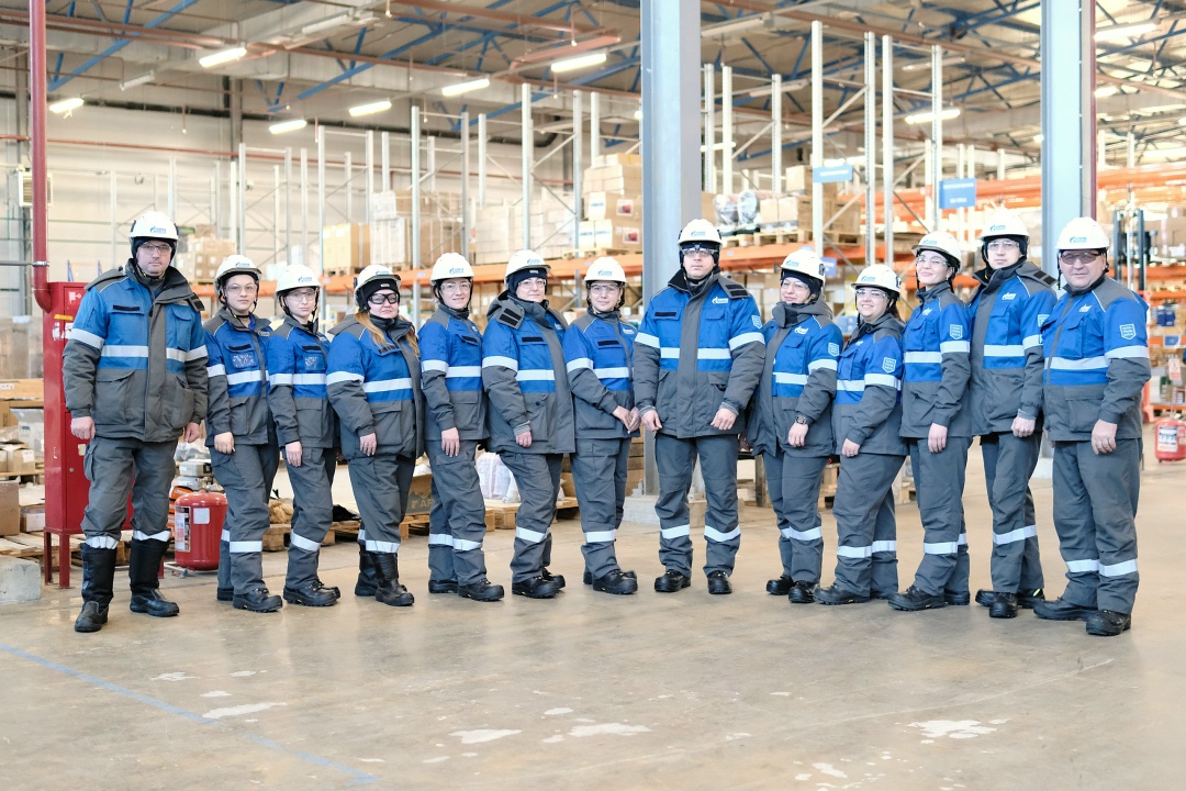 ЗАВОДСКИЕ ХРАНИТЕЛИ Друзья, сегодня хотим рассказать о тех, кто остаётся за кадром, но без кого Амурский ГПЗ не работал бы ни дня. Это сотрудники складского…