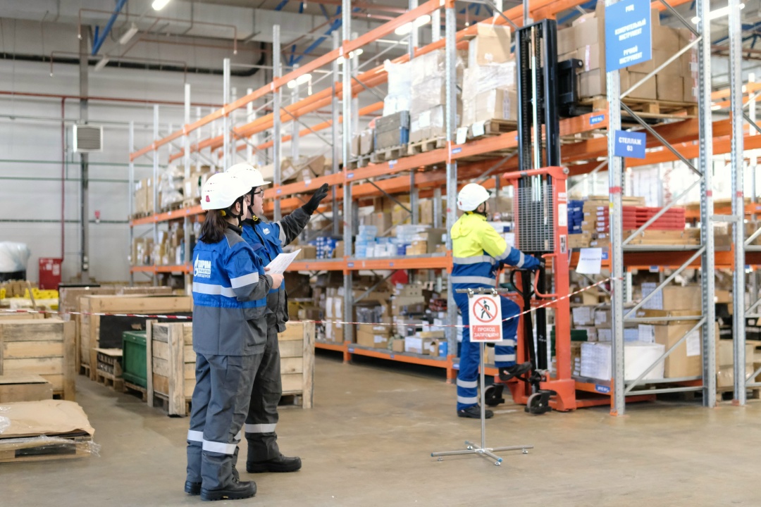 ЗАВОДСКИЕ ХРАНИТЕЛИ Друзья, сегодня хотим рассказать о тех, кто остаётся за кадром, но без кого Амурский ГПЗ не работал бы ни дня. Это сотрудники складского…