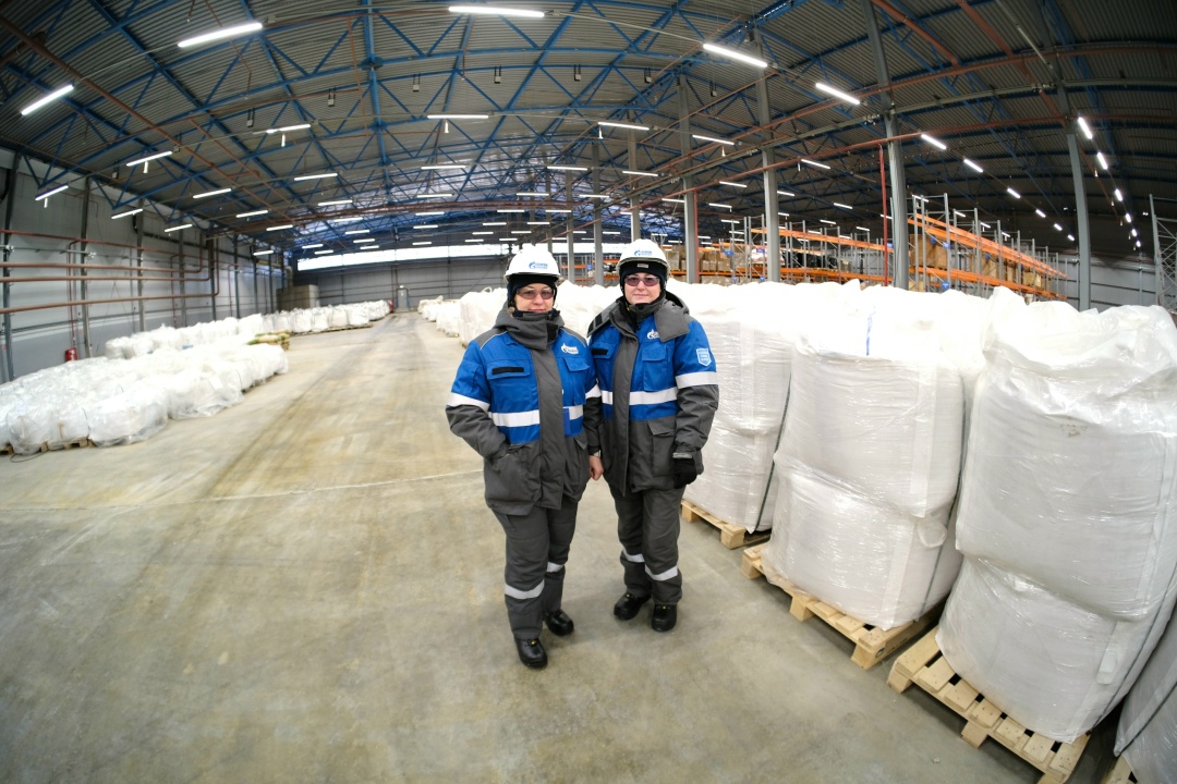 ЗАВОДСКИЕ ХРАНИТЕЛИ Друзья, сегодня хотим рассказать о тех, кто остаётся за кадром, но без кого Амурский ГПЗ не работал бы ни дня. Это сотрудники складского…