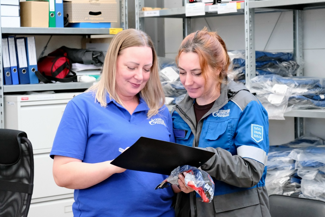 ЗАВОДСКИЕ ХРАНИТЕЛИ Друзья, сегодня хотим рассказать о тех, кто остаётся за кадром, но без кого Амурский ГПЗ не работал бы ни дня. Это сотрудники складского…