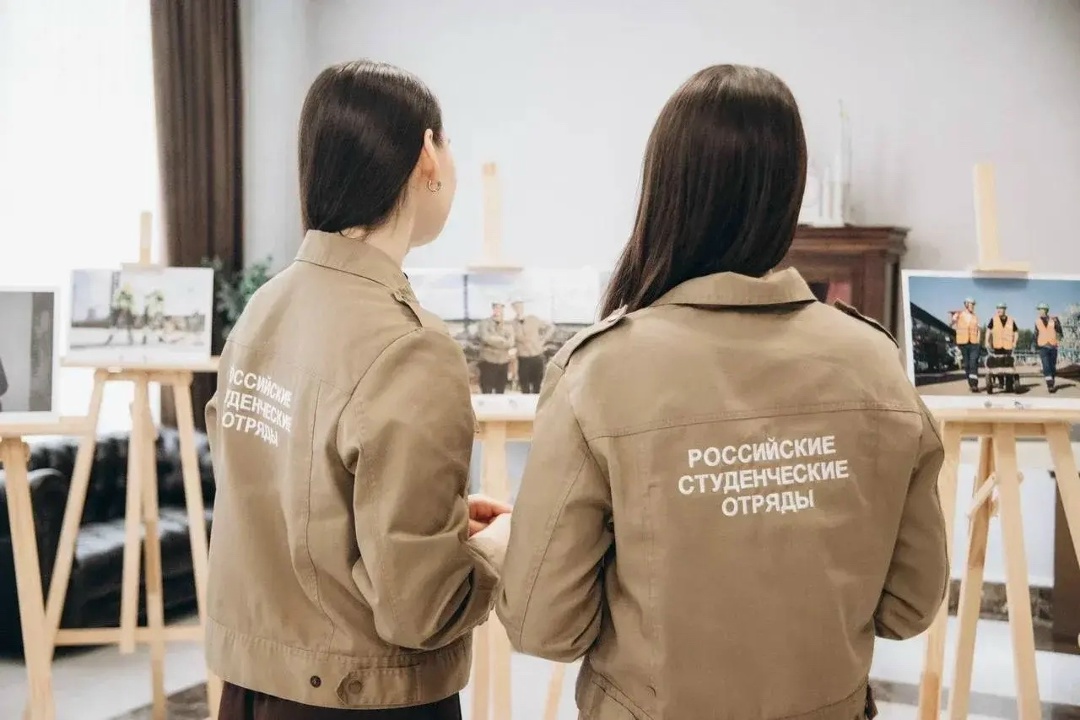 В день Российских студенческих отрядов в Минстрое России организована фотовыставка, посвященная деятельности строительных отрядов