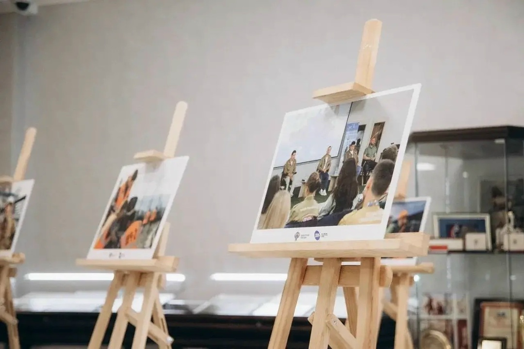 В день Российских студенческих отрядов в Минстрое России организована фотовыставка, посвященная деятельности строительных отрядов