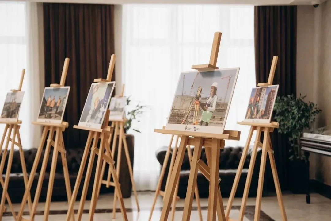 В день Российских студенческих отрядов в Минстрое России организована фотовыставка, посвященная деятельности строительных отрядов