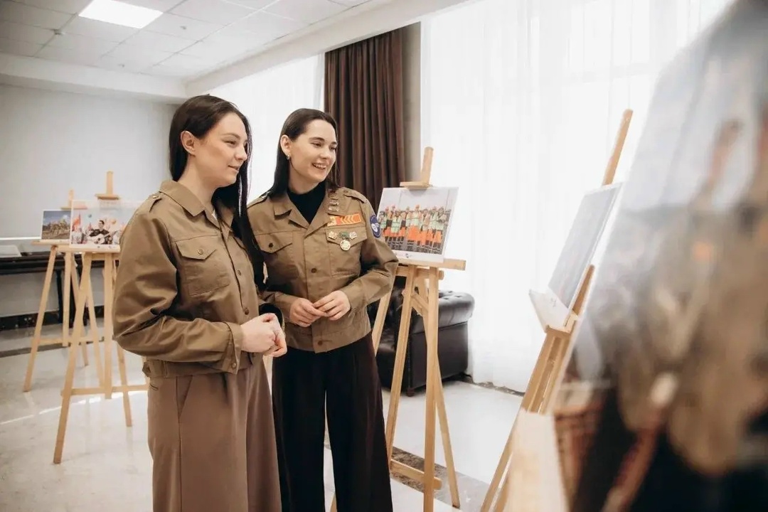 В день Российских студенческих отрядов в Минстрое России организована фотовыставка, посвященная деятельности строительных отрядов