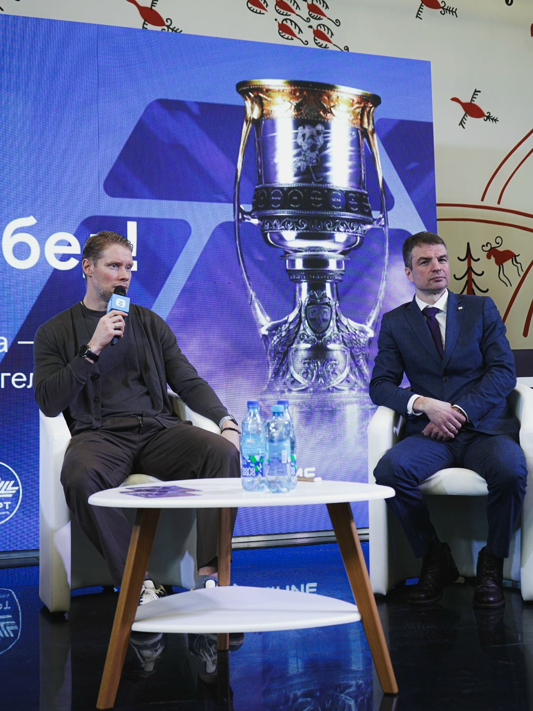 А вот и главные герои события — любители хоккея и юные хоккеисты, которые пришли встретить главный трофей КХЛ в Архангельске