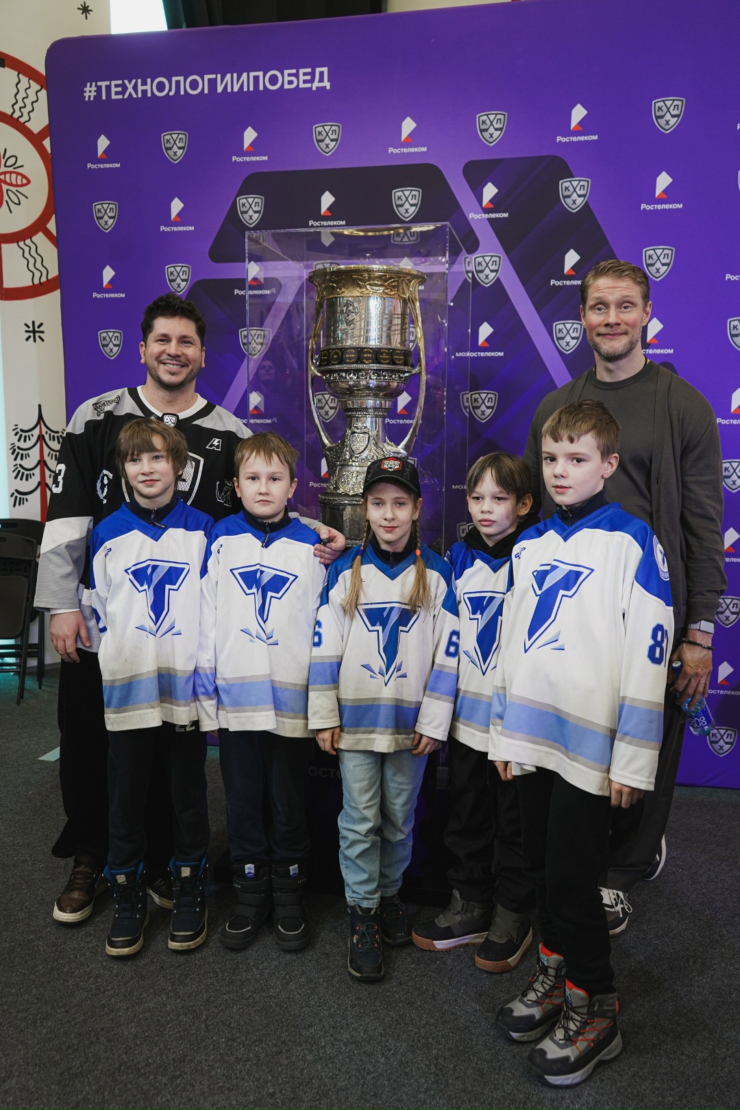 А вот и главные герои события — любители хоккея и юные хоккеисты, которые пришли встретить главный трофей КХЛ в Архангельске