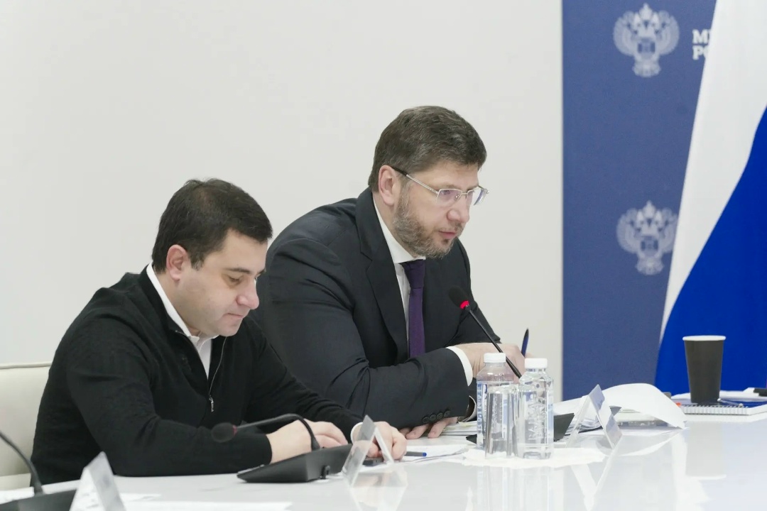 Глава Минстроя России Ирек Файзуллин провел еженедельное совещание с регионами и главными распорядителями бюджетных средств (ГРБС)