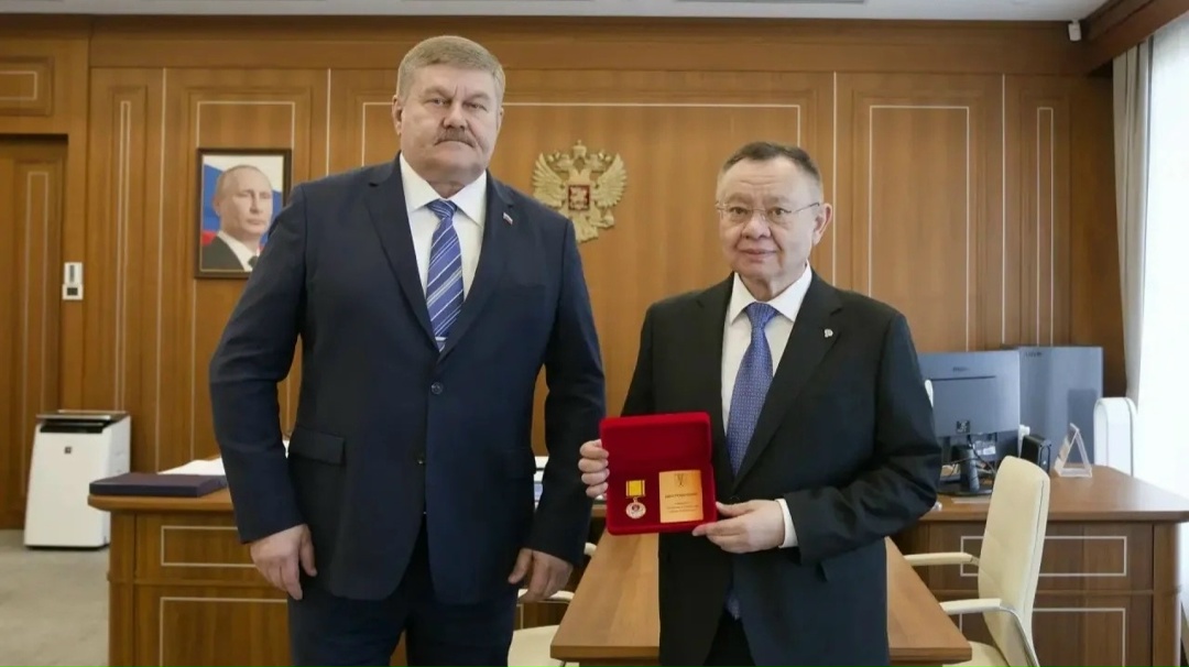 Министр строительства и ЖКХ РФ Ирек Файзуллин провел рабочую встречу с Главой администрации города Байконур Константином Бусыгиным