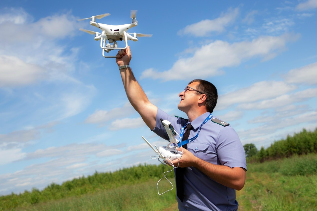 Контроль на дистанции: инспекторы в России все чаще проводят проверки с помощью беспилотников.