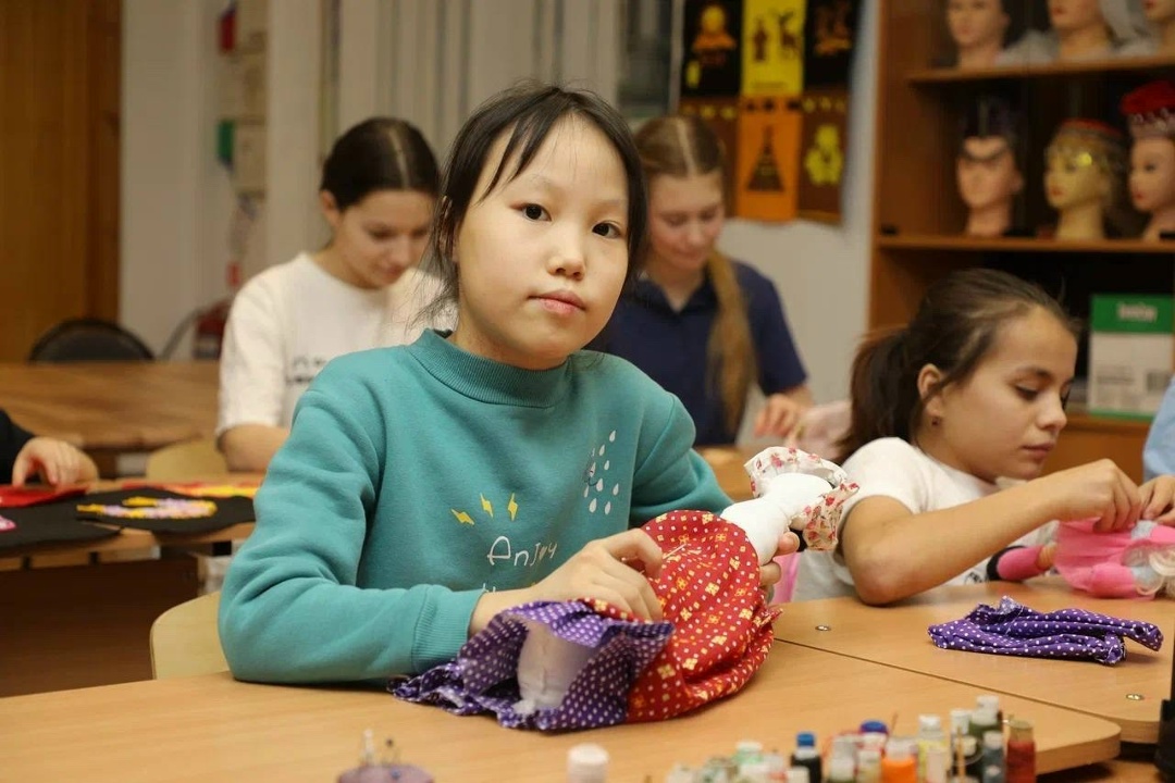 Юные модельеры Севера При поддержке ЛУКОЙЛа в центре детского творчества «КреАйТив» Лангепаса открылись мастерские для создания стилизованных этно-коллекций.