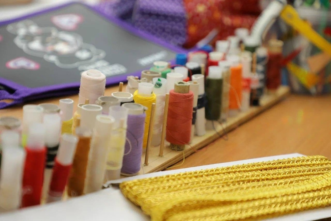 Юные модельеры Севера При поддержке ЛУКОЙЛа в центре детского творчества «КреАйТив» Лангепаса открылись мастерские для создания стилизованных этно-коллекций.