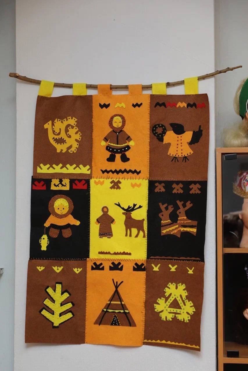 Юные модельеры Севера При поддержке ЛУКОЙЛа в центре детского творчества «КреАйТив» Лангепаса открылись мастерские для создания стилизованных этно-коллекций.