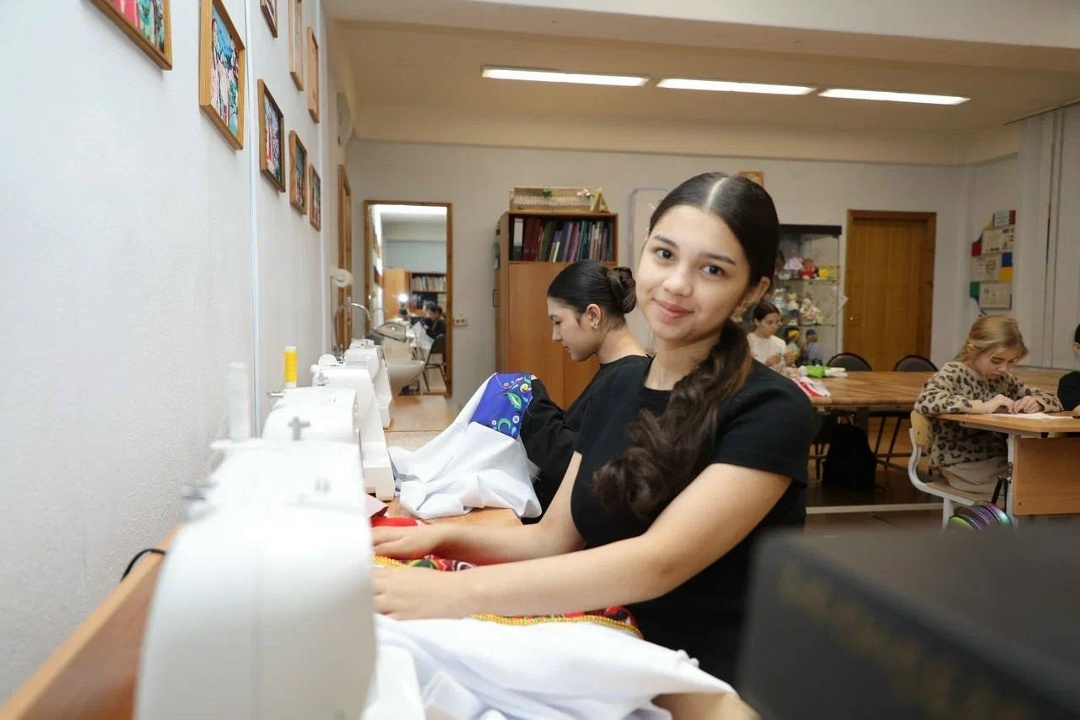 Юные модельеры Севера При поддержке ЛУКОЙЛа в центре детского творчества «КреАйТив» Лангепаса открылись мастерские для создания стилизованных этно-коллекций.