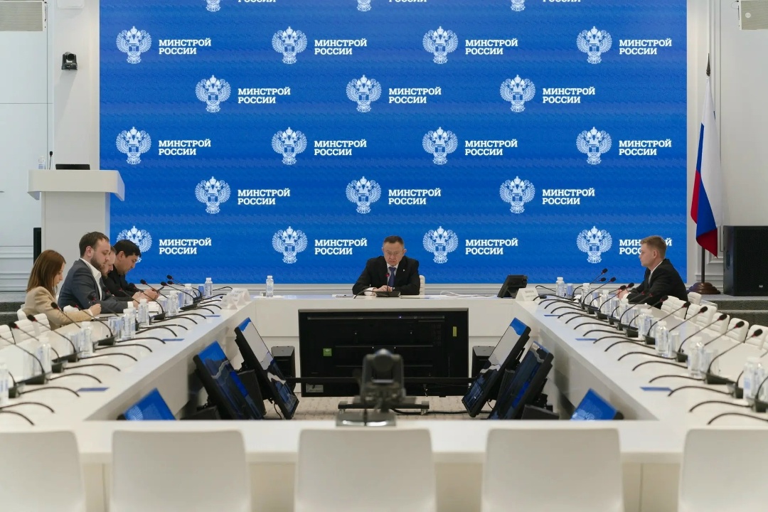 Министр строительства и ЖКХ РФ Ирек Файзуллин провел межведомственное совещание по вопросу строительства передовых школ в регионах страны