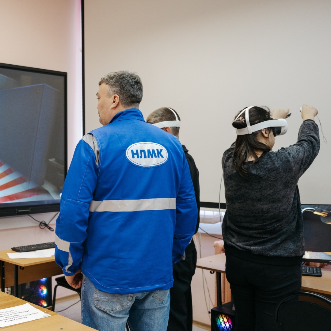 Мы передали ЛГТУ новое оборудование для современного обучения. Теперь у студентов есть 4 тренажера, 12 VR-гарнитур, 2 интерактивные панели и 32 компьютера.