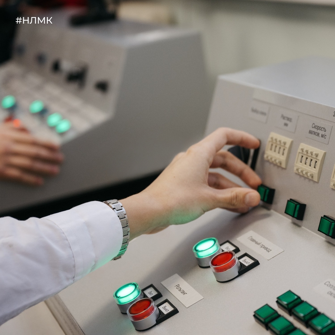 Мы передали ЛГТУ новое оборудование для современного обучения. Теперь у студентов есть 4 тренажера, 12 VR-гарнитур, 2 интерактивные панели и 32 компьютера.