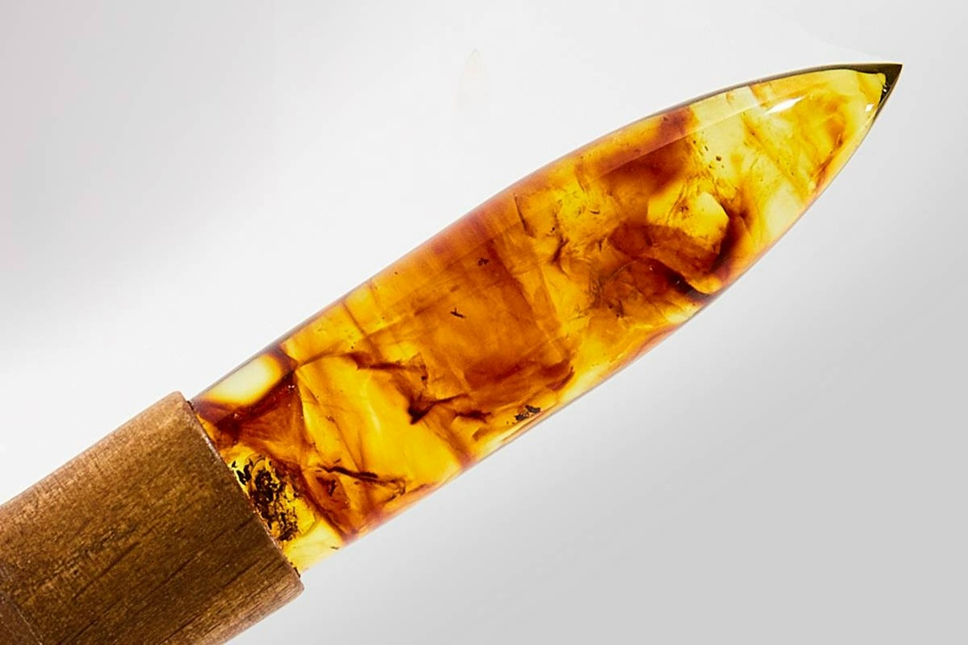 Умельцы Калининградского янтарного комбината сделали патрон для пулемета «Утес» из янтаря