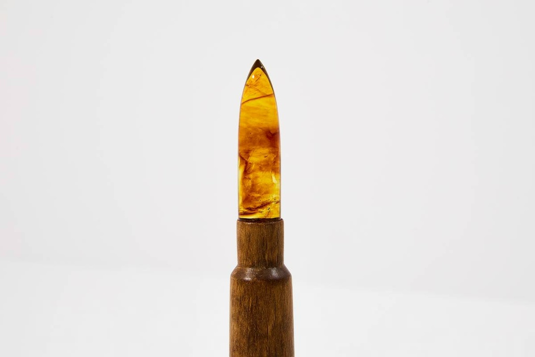 Умельцы Калининградского янтарного комбината сделали патрон для пулемета «Утес» из янтаря