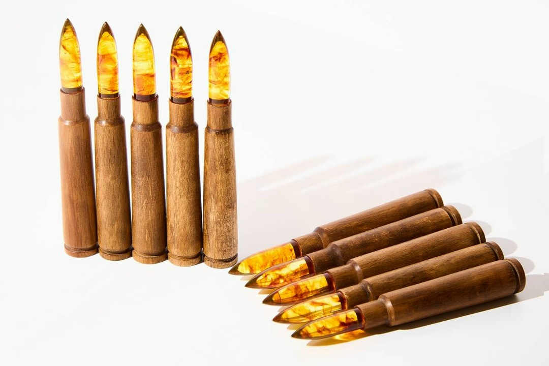 Умельцы Калининградского янтарного комбината сделали патрон для пулемета «Утес» из янтаря