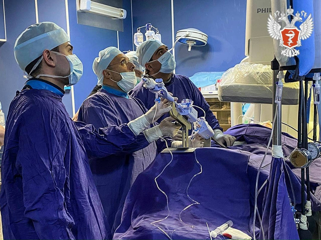 Специалисты федерального центра Минздрава России впервые установили клапан лёгочной артерии через вену на шее